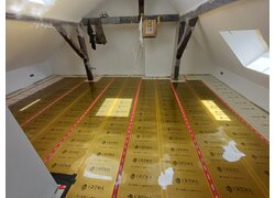 Infrarot-Heizfolie verlegt im Dachgeschoss-Raum.