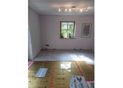 Verlegung Vinylboden über Infrarot-Fußbodenheizung begonnen.