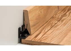 MDF-Sockelleiste mit Dekorfolie in Holzoptik ummantelt