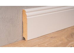 MDF-Sockelleiste mit weißer Dekorfolie ummantelt
