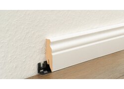 MDF-Sockelleiste mit weißer Dekorfolie ummantelt