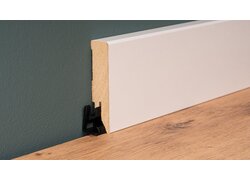 MDF-Sockelleiste mit weißer Dekorfolie ummantelt