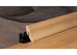MDF-Sockelleiste mit Dekorfolie in Holzoptik ummantelt