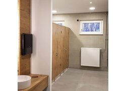 Sanitärtrennwand in Holzoptik von dem Hersteller Chemnitzer Trennwände GmbH & Co.KG
