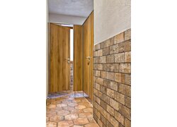  Sanitärtrennwand von Chemnitzer Trennwände GmbH & Co.KG in der Farbe "Chalet Oak Natur"