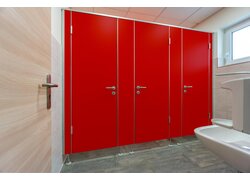 Sanitärtrennwand von Chemnitzer Trennwände GmbH & Co.KG in der Farbe "Kaminrot"