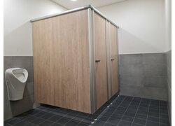 Holzoptik-Toilettenkabinen mit silbernen Metallrahmen.