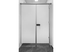 Weiße Toilettenkabinentür mit silbernem Rahmen.