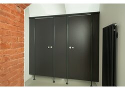 Dunkelgraue Toilettenkabinen mit silbernen Griffen.