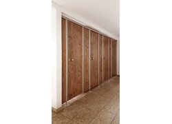 Holzoptik-Toilettenkabinen mit silbernen Rahmen.