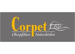 Das Firmenlogo der Corpet Cork GmbH Corpet geschrieben in gelb und darunter Oberpfälzer Naturböden in weiß. Alles auf grauem Grund und rechts daneben ein Wassermühle
