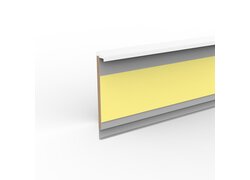 Graue MDF-Sockelleiste mit weißer Kante und gelbem Mittelstreifen.