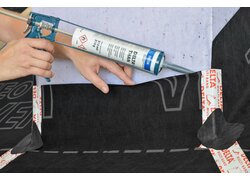 DELTA-Than Kartuschenkleber DELTA-Than Kartuschenkleber, Kartusche beim Kleben, im Vordergrund stehende Kartusche