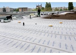 Verlegung DELTA®-FLORAXX auf Flachdachfläche.