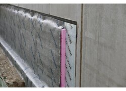 Kellerwand mit DELTA®-THENE Abdichtungssystem.