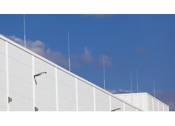 Fangstangen des äußeren Blitzschutzes auf Gewerbeflachdach