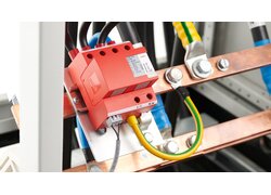 Kombi-Ableiter DEHNventil mit kompaktem Single-Modul schützt zuverlässig und unterbrechungsfrei industrielle Niederspannungsschaltanlagen.