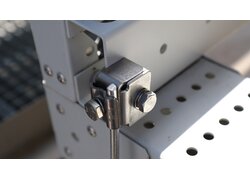 Anschlussklemme zur Einbindung von Stahlträgern oder Blechen in das Blitzschutzsystem oder den Potentialausgleich