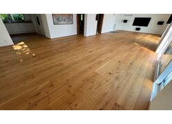 Großzügiger Raum mit DiPro® Holzfußboden