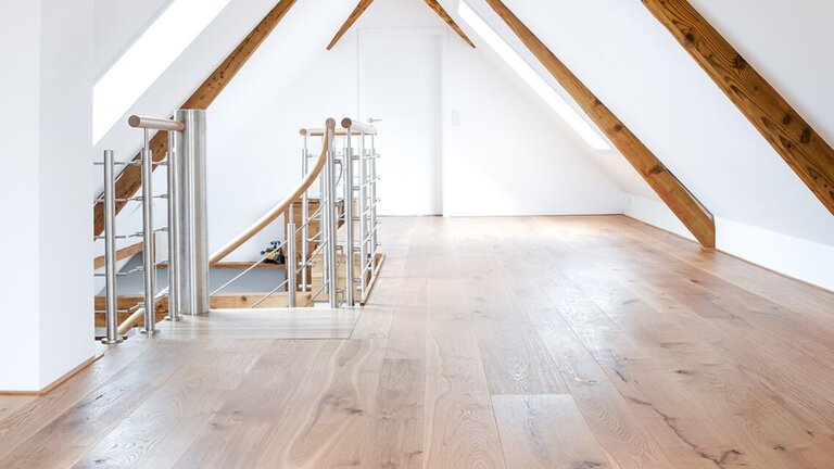 Helle DiPro® Dielen in Dachgeschosswohnung.