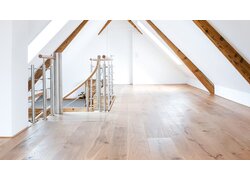 Helle DiPro® Dielen in Dachgeschosswohnung.