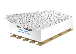 Weiße Gipskartonplatten auf Holzpalette, feuerbeständig.