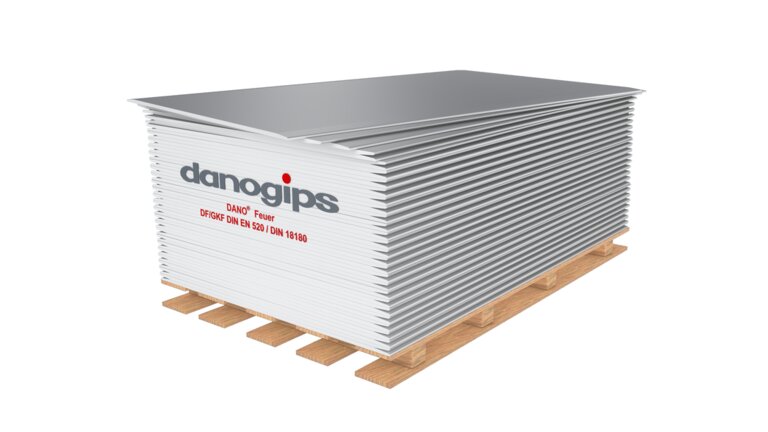 Weiße Gipskartonplatten auf Holzpalette, feuerbeständig.