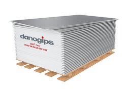 Weiße Gipskartonplatten auf Holzpalette, feuerbeständig.