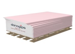 Rosa Gipskartonplatten auf Holzpalette, feuerbeständig.