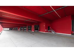 UNICEM Oeko A2 verbaut in einer Lager. Man sieht Laderampen für LKW, Decke und Wände sind rot gestrichen