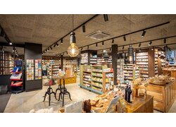 UNICEM Oeko A2 in einem charmanten Laden. Die Platten fügen sich stimmig in das Raumbild