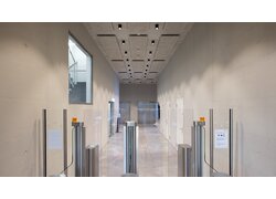 UNICEM Oeko A2 als schallabsorbierende Platten regelmäßig an der Decke verteilt um dem hohen Gang leiser zu gestalten