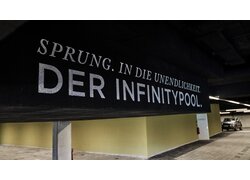 UNITEX L-EPS schwarz gestrichen an der Decke einer Tiefgarage.