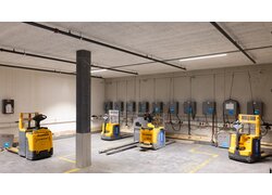 UNITEX L-EPS an der Decke eines Lager-/ Montageraums mit Hubwagen und Verteilern an der Wand