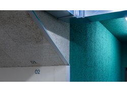 UNITEX L-EPS in grün und dem normalen Farbton in einem Keller an Wand und Decke