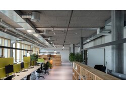 UNITEX SW in einem Büroraum an der Decke. Schallreduzierend und passend zum Innendesign