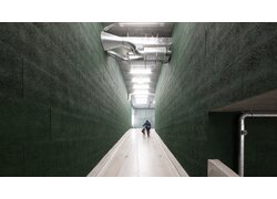 UNITEX SW in dunklem grün gestrichen in einem Kelleraufgang.