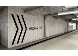 UNITEX SW in einer Tiefgarage an der Wand