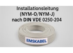 NYM-J / NYM-O  Bleifreie PVC-Mantelleitung nach DIN VDE 0250-204 Eine weißes , zusammengerolltes NYM-J / NYM-O  Bleifreie PVC-Mantelleitung nach DIN VDE 0250-204 mit dem Emskabel-Logo davor