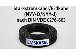 NYY-J / NYY-O Starkstromkabel nach DIN VDE 0276-603 Ein schwarzes, zusammengerolltes NYY-J / NYY-O Starkstromkabel nach DIN VDE 0276-603 mit dem Emskabel-Logo davor