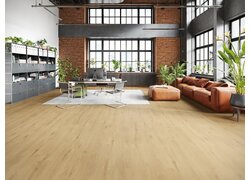 Modernes Loft-Büro mit hellem Eichenparkett und Backsteinwand.