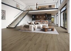 Loft-Wohnzimmer mit dunklerem Parkettboden und offener Galerie.