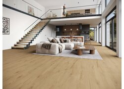 Helles, modernes Wohnzimmer mit Eichenparkett und offener Galerie.