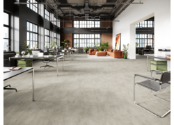 Modernes Loft-Büro mit dunklem Parkettboden und Backsteinwand.