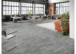 Modernes Loft-Büro mit dunklem Parkettboden und Backsteinwand.