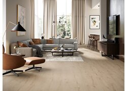 Großzügiges Wohnzimmer mit hellem Parkett und moderner Einrichtung.