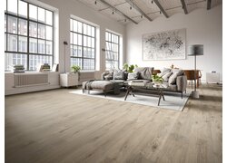 Helles Loft-Wohnzimmer mit Parkettboden und großen Industriefenstern.