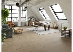 Helles Dachgeschoss-Atelier mit Parkettboden und großen Schrägfenstern.