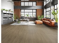 Modernes Loft-Büro mit dunklem Parkettboden und Backsteinwand.