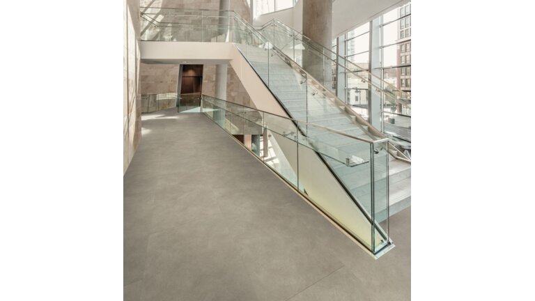 Moderne Treppe mit Glasgeländer und kleben Boden.